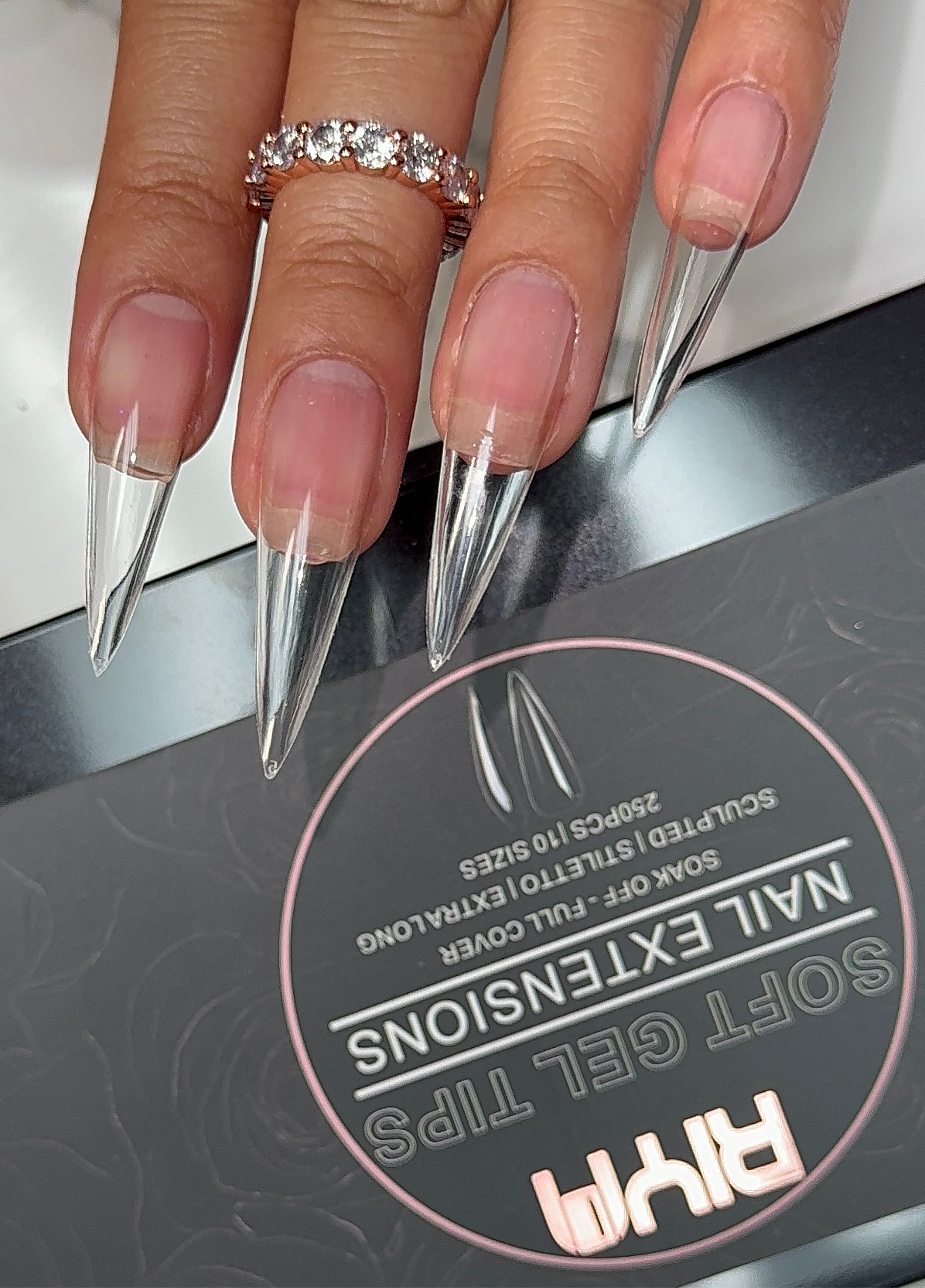 Puntas de uñas de gel suave: stiletto esculpido